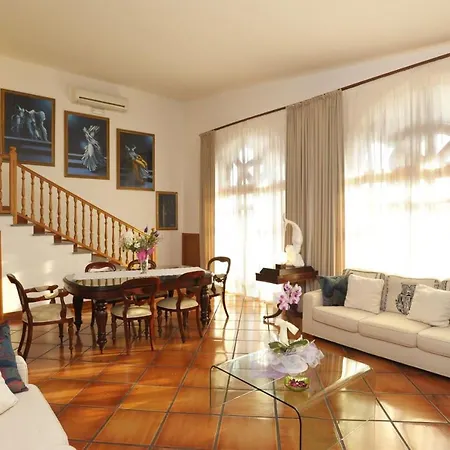 Sleeps 10 Pool Air Con Wifi